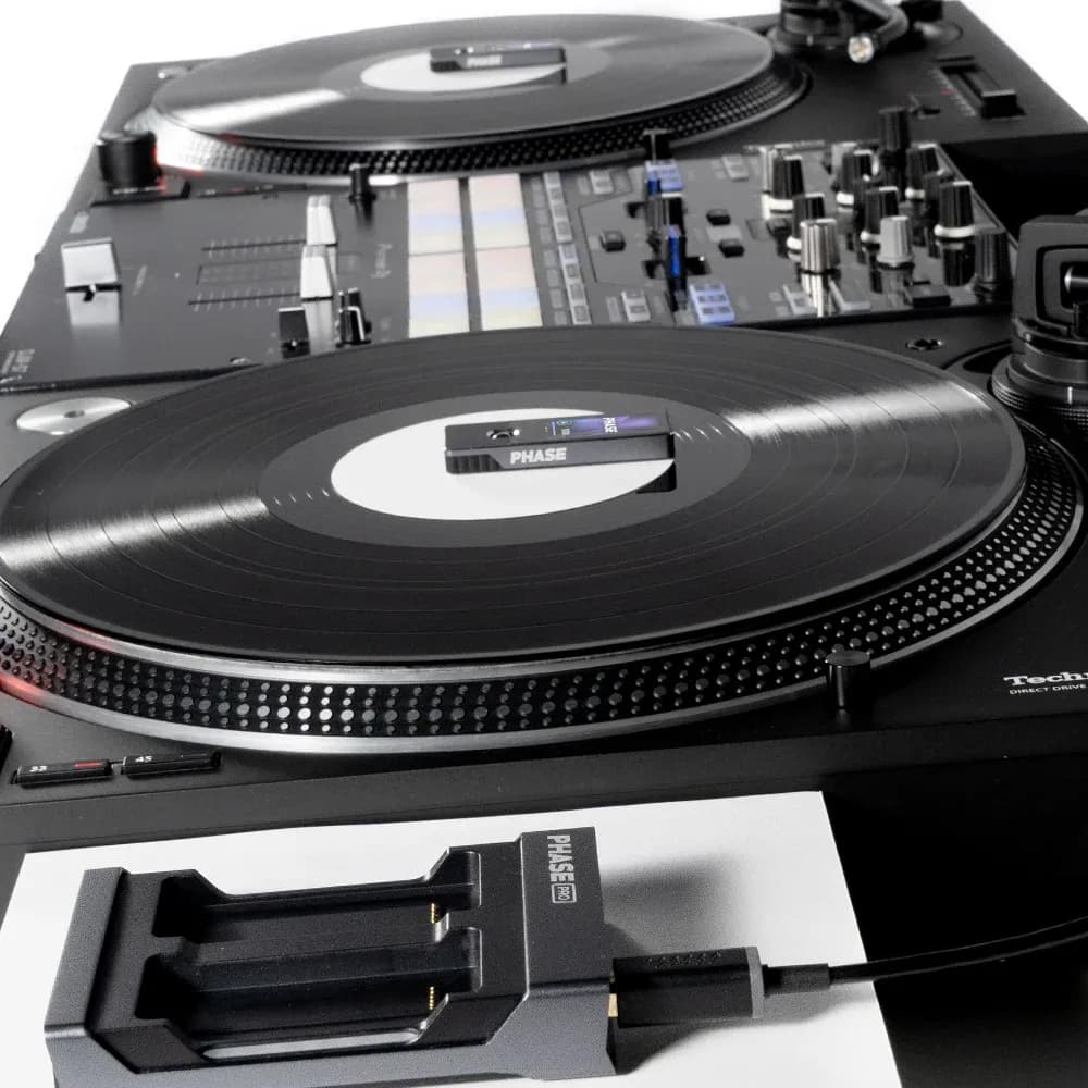 Phase Pro — Control DVS inalámbrico con pantallas OLED táctiles (2 Remotes) (Pre Venta) - Miniatura 6 en LEMM DJ Store